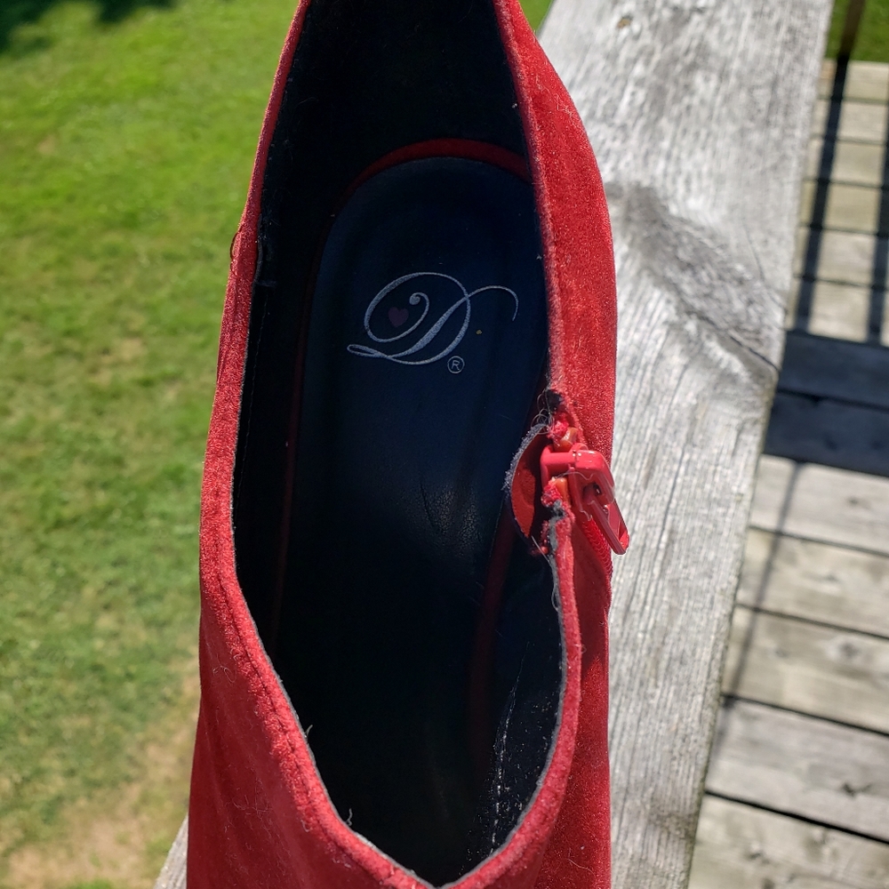 EUC Red Velvet Heart in D Peep Toe Platform Shoes